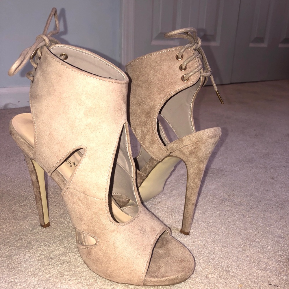 Shoe Dazzle 5 inch nude heels in size 8